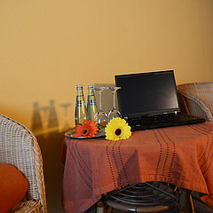 Der Sitzbereich im Hotelzimmer mit zwei Stühlen und Tisch.