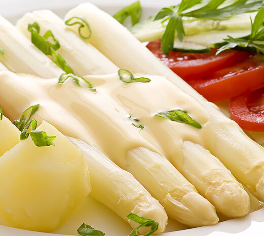 Delicious asparagus with hollondaise sauce